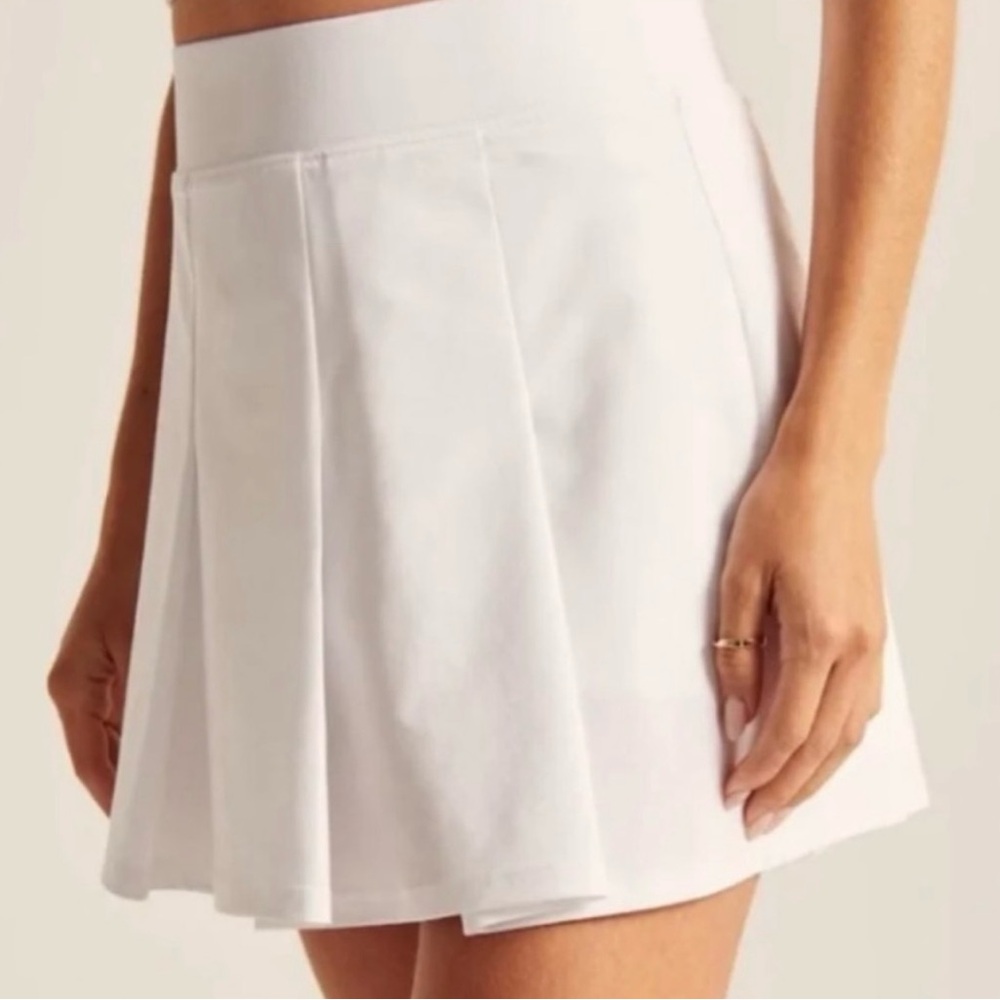 Abercrombie White Pleated traveler Skort